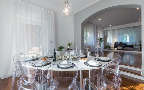 Villa Ninetta 10+1: Mueble, Diseño De Interiores, Piso, Silla, Mesa, Techo, Suelo, Encendiendo, Cocina Y Comedor Mesa, Comedor