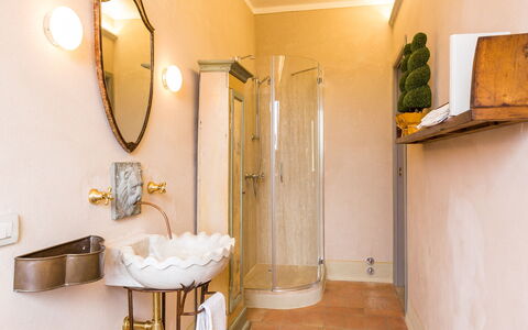 Dimora San Germano 14: Diseño De Interiores, Encendiendo, Piso, Suelo, Arreglo De Tubería, Baño, Espejo, Plomería, Habitación, Grifo