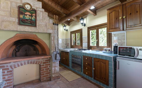 Villa Miki 10: Madera, Cocina, Diseño De Interiores, Piso, Mueble, Mostrador, Casa, Techo, Gabinetes, Puerta