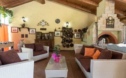 Villa Miki 10: Mueble, Diseño De Interiores, Piso, Sofá, Techo, Madera, Silla, Mesa, Suelo, Sala