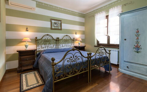 Villa Miki 10: Mueble, Diseño De Interiores, Cama, Habitación, Piso, Pared, Suelo, Habitación, Madera, Techo