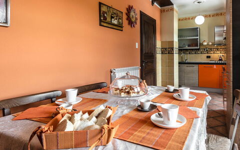 Villa Miki 10: Diseño De Interiores, Mueble, Habitación, Suelo, Piso, Techo, Encendiendo, Naranja, Departamento, Manchas De Madera
