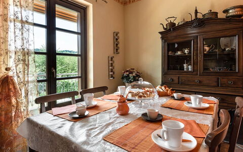 Villa Miki 10: Mueble, Diseño De Interiores, Mesa, Comedor, Silla, Madera, Cocina Y Comedor Mesa, Piso, Habitación, Encendiendo