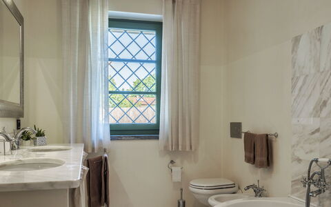 Villa Elsa 6: Arreglo De Tubería, Diseño De Interiores, Baño, Casa, Grifo, Plomería, Lavabo, Lavabo Del Baño, Loseta, Lámpara