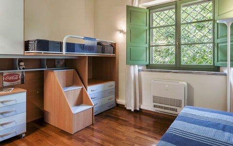 Villa Elsa 6: Mueble, Diseño De Interiores, Habitación, Departamento, Techo, Dormitorio, Habitación, Marco De La Cama, Silla, Cajón