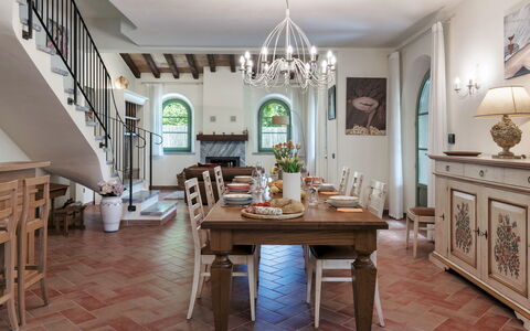 Villa Elsa 6: Mueble, Diseño De Interiores, Piso, Madera, Suelo, Comedor, Mesa, Cocina Y Comedor Mesa, Silla, Techo
