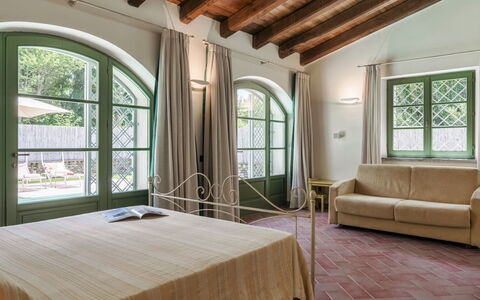 Villa Elsa 6: Mueble, Diseño De Interiores, Techo, Piso, Casa, Habitación, Habitación, Cama, Silla, Marco De La Cama