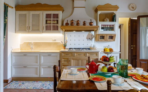 Ca' Pellicciano 8: Mueble, Diseño De Interiores, Cocina, Gabinetes, Madera, Piso, Mostrador, Habitación, Encendiendo, Alacena