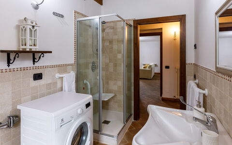 Villa Agostini 10: Diseño De Interiores, Piso, Arreglo De Tubería, Suelo, Madera, Techo, Baño, Grifo, Lavabo, Habitación