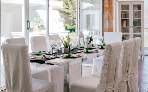 Villa Demal 8+2: Mueble, Diseño De Interiores, Mesa, Silla, Comedor, Cocina Y Comedor Mesa, Textil, Habitación, Piso, Encendiendo