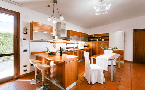 Villa Demal 8+2: Cocina, Mueble, Diseño De Interiores, Piso, Aparato De Cocina, Mostrador, Madera, Gabinetes, Casa, Suelo