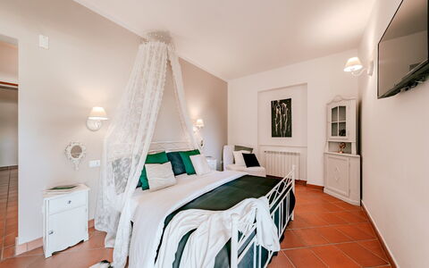 Villa Demal 8+2: Mueble, Diseño De Interiores, Cama, Habitación, Techo, Piso, Suelo, Sábana, Lecho, Encendiendo