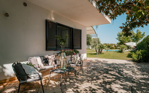 Villa Demal 8+2: Mueble Para Exteriores, Mueble, Sombra, Silla, Jardín, Paisajismo, Mesa Al Aire Libre, Patio Interior, Yarda, Césped