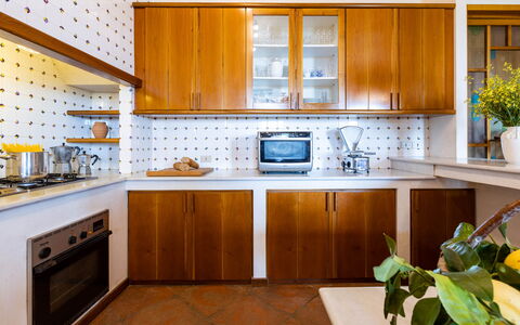 Villa Desiderio 9: Cocina, Mostrador, Aparato De Cocina, Gabinetes, Diseño De Interiores, Electrodoméstico, Piso, Madera, Mueble, Encendiendo