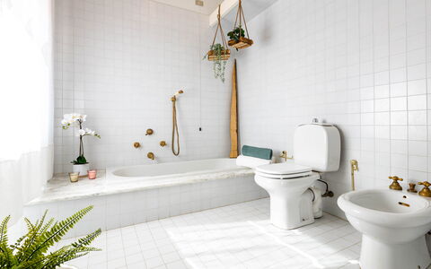Villa Desiderio 9: Baño, Arreglo De Tubería, Baño, Asiento Del Baño, Plomería, Grifo, Piso, Diseño De Interiores, Lavabo, Loseta