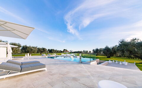 La Perla tra Gli Ulivi 12: Azul, Material Compuesto, Piscina, Paisajismo, Jardín, Sombra, Inmuebles, Césped, Diseño, Parque