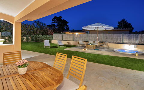 Villa Gea 8: Piso, Casa, Jardín, Sombra, Mueble Para Exteriores, Recurso, Piscina, Inmuebles, Paisajismo, Patio Interior