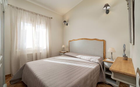 Villa Gea 8: Cama, Mueble, Habitación, Pared, Sábana, Diseño De Interiores, Lecho, Linos, Habitación, Techo