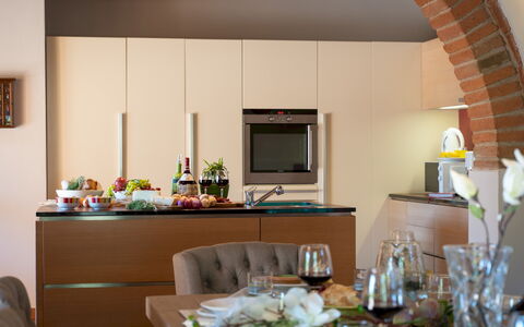 La Villa Nell'Isola Verde 12: Mueble, Diseño De Interiores, Piso, Madera, Mostrador, Cocina, Gabinetes, Techo, Aparato De Cocina, Mesa