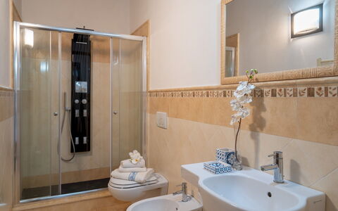 La Villa Nell'Isola Verde 12: Piso, Arreglo De Tubería, Diseño De Interiores, Suelo, Lavabo, Baño, Grifo, Lavabo Del Baño, Plomería, Habitación