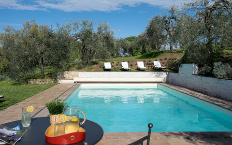 La Villa Nell'Isola Verde 12: Azul, Piscina, Inmuebles, Jardín, Mueble Para Exteriores, Hacienda, Recurso, Paisajismo, Villa, Patio Interior