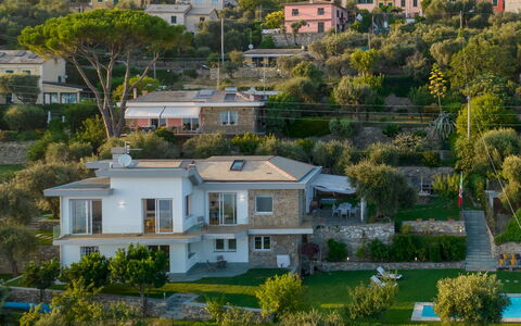 Villa Scirocco 10+2: Edificio, Barrio Residencial, Casa, Casa, Techo, Barrio, Inmuebles, Asentamientos Humanos, Área Rural, Suburbio