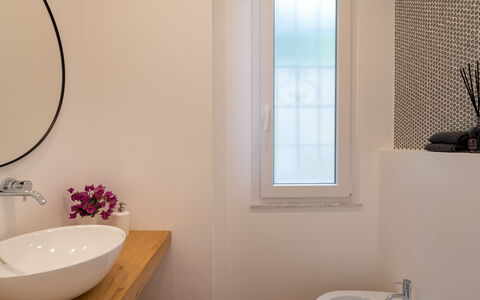 Villa Scirocco 10+2: Baño, Diseño De Interiores, Arreglo De Tubería, Pared, Piso, Lavabo Del Baño, Espejo, Suelo, Lavabo, Grifo