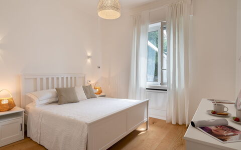 Villa Scirocco 10+2: Mueble, Cama, Diseño De Interiores, Habitación, Pared, Lecho, Piso, Sábana, Madera, Suelo