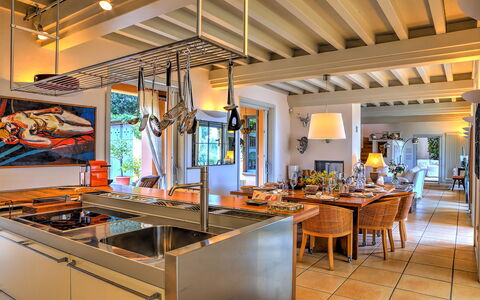 Villa le Cave 12: Diseño De Interiores, Mueble, Techo, Encendiendo, Cocina, Piso, Mostrador, Silla, Cocina Y Comedor Mesa, Lámpara