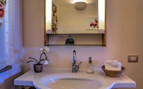Villa le Cave 12: Lavabo Del Baño, Espejo, Lavabo, Arreglo De Tubería, Diseño De Interiores, Baño, Grifo, Plomería, Encendiendo, Habitación