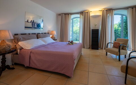 Villa le Cave 12: Mueble, Diseño De Interiores, Cama, Habitación, Piso, Suelo, Textil, Encendiendo, Habitación, Sábana