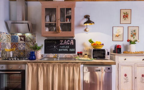 Villa Zaca 6: Cocina, Mueble, Diseño De Interiores, Aparato De Cocina, Electrodoméstico, Mostrador, Gabinetes, Piso, Habitación, Encendiendo