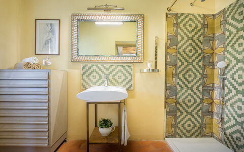 Villa Zaca 6: Pared, Diseño De Interiores, Piso, Amarillo, Suelo, Techo, Loseta, Baño, Arreglo De Tubería, Habitación