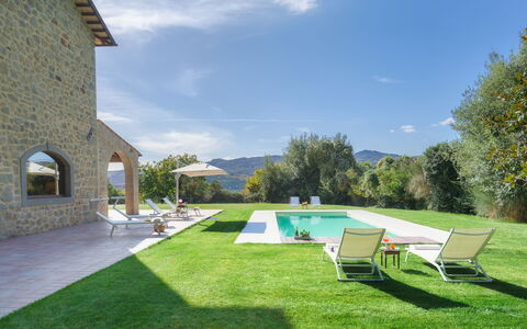 Casale del Castagneto 8: Piscina, El Terreno Del Lote, Casa De Campo, Jardín, Inmuebles, Cabaña, Paisajismo, Césped, Villa, Hacienda