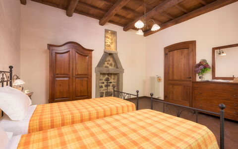 Casale del Castagneto 8: Mueble, Diseño De Interiores, Pared, Madera, Techo, Habitación, Piso, Cama, Suelo, Habitación