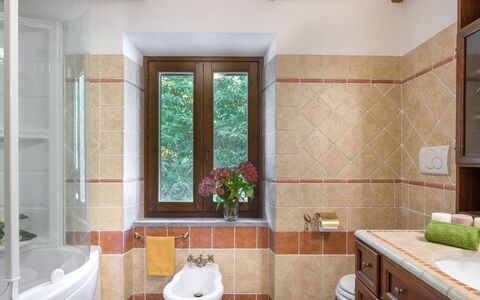 Casale del Castagneto 8: Diseño De Interiores, Pared, Arreglo De Tubería, Piso, Baño, Grifo, Lavabo, Suelo, Plomería, Loseta