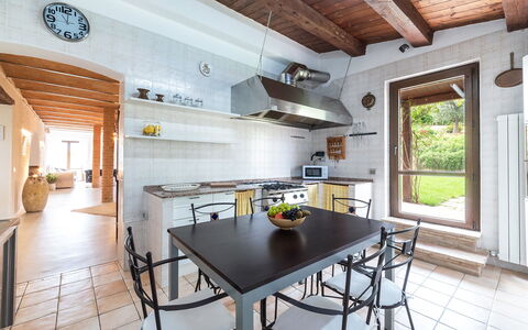 Villa Casanostra 12: Mueble, Diseño De Interiores, Piso, Cocina, Madera, Mostrador, Suelo, Techo, Casa, Habitación