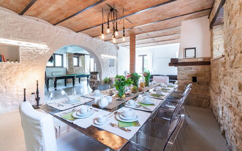 Villa Casanostra 12: Mueble, Diseño De Interiores, Pared, Techo, Mesa, Silla, Piso, Comedor, Cocina Y Comedor Mesa, Encendiendo