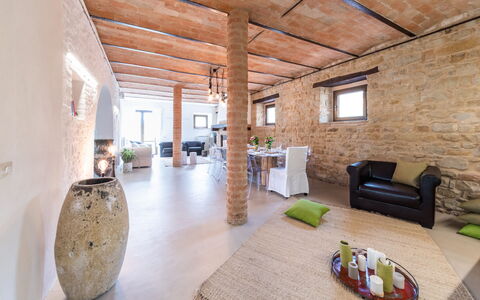 Villa Casanostra 12: Pared, Mueble, Diseño De Interiores, Techo, Piso, Habitación, Suelo, Silla, Sala, Haz