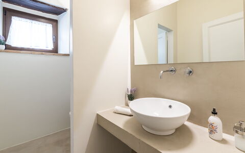 Villa Casanostra 12: Baño, Diseño De Interiores, Arreglo De Tubería, Piso, Pared, Lavabo Del Baño, Suelo, Espejo, Lavabo, Grifo