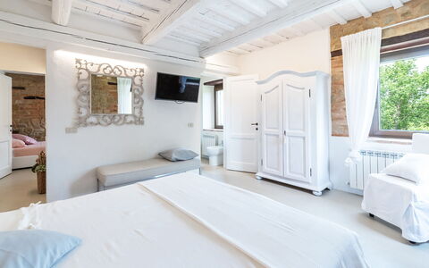 Villa Casanostra 12: Mueble, Habitación, Cama, Casa, Lecho, Diseño De Interiores, Sábana, Departamento, Linos, Marco De La Cama