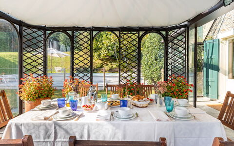Villa la Dolce 8: Mueble, Mesa, Silla, Diseño De Interiores, Cocina Y Comedor Mesa, Comedor, Manteles, Restaurante, Habitación, Mesa Al Aire Libre