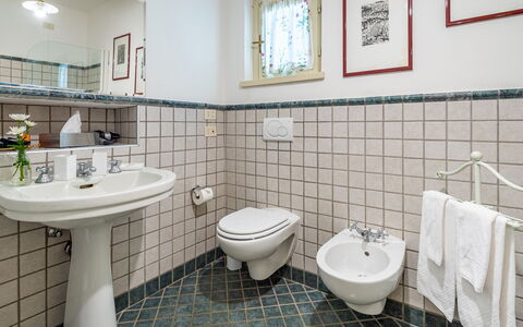 Villa la Dolce 8: Arreglo De Tubería, Baño, Piso, Lavabo Del Baño, Diseño De Interiores, Suelo, Lavabo, Grifo, Plomería, Asiento Del Baño