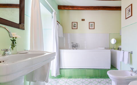 Villa Rivetta 6+2: Diseño De Interiores, Baño, Arreglo De Tubería, Piso, Suelo, Bañera, Plomería, Grifo, Loseta, Lavabo