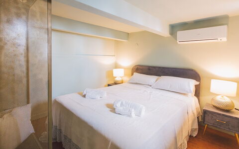 Torre Pirandello 6: Cama, Habitación, Diseño De Interiores, Suelo, Lecho, Sábana, Piso, Madera, Mueble, Habitación