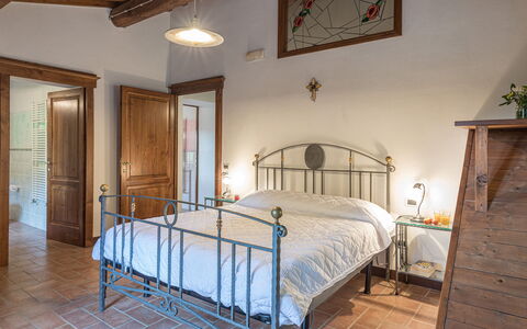 Casa Largnano 6+2: Mueble, Diseño De Interiores, Pared, Madera, Techo, Piso, Cama, Habitación, Suelo, Habitación