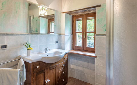 Casa Largnano 6+2: Diseño De Interiores, Arreglo De Tubería, Piso, Lavabo Del Baño, Madera, Baño, Grifo, Suelo, Lavabo, Mueble De Baño