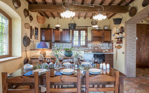 Villa Mila 6: Mueble, Diseño De Interiores, Madera, Mesa, Comedor, Cocina Y Comedor Mesa, Silla, Techo, Piso, Encendiendo