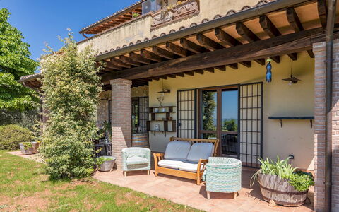 Villa Mila 6: Casa, Barrio Residencial, Casa, Porche, Puerta, Arbusto, Mueble, Jardín, Cabaña