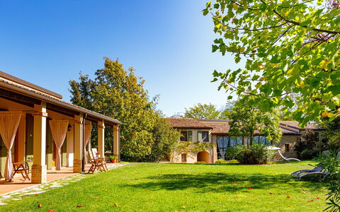 La Tana del Ghiro 18: Casa, Casa, Arbusto, Jardín, Barrio Residencial, Inmuebles, El Terreno Del Lote, Cabaña, Casa De Campo